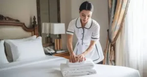 Pracownik sprzątający w hotelu